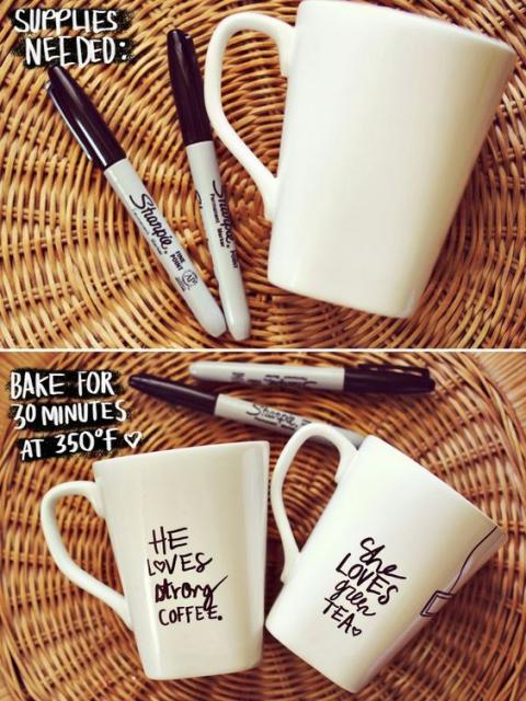 Caneca branca com escritos em preto.