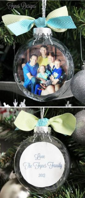 Enfeite de natal de bola com foto dentro.