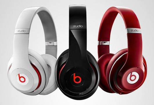Fones de ouvido branco, preto e vermelho.
