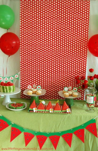 mesa decorada com tema de melancia com fundo de bolinhas
