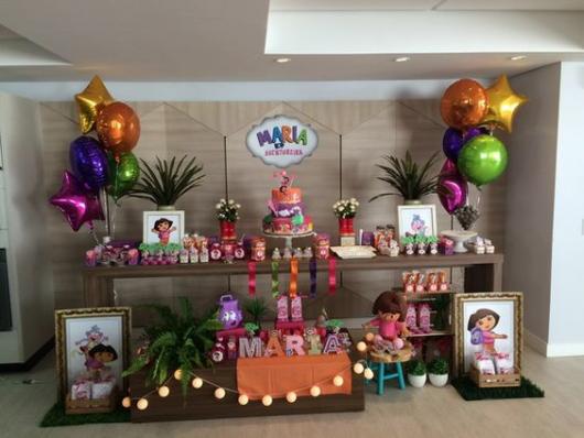 mesa decorada com tema de Dora, a Aventureira