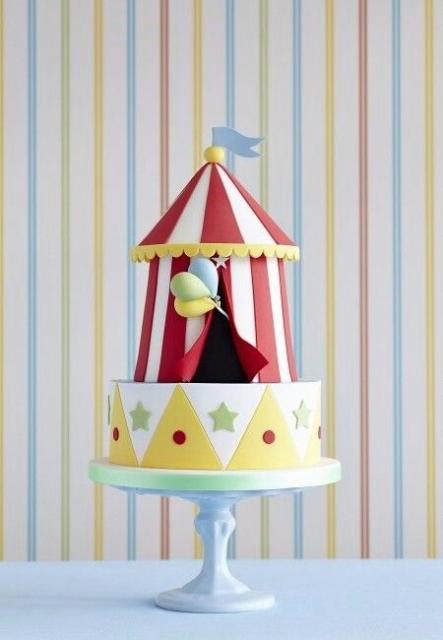 Bolo com formato de tenda de circo.