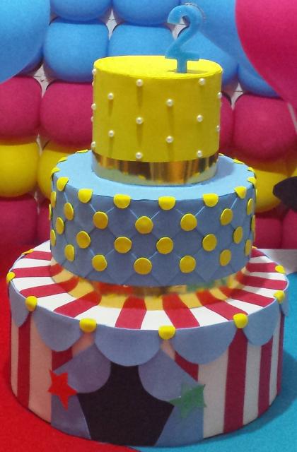 bolo fake feito com eva tema circo