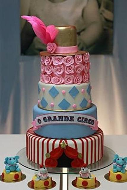 bolo decorado tema circo com flores e cartola
