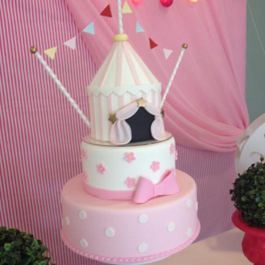bolo fake circo rosa e branco com tenda