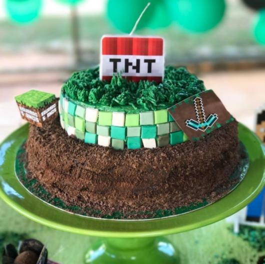 bolo minecraft simples #bolodecorado #bolominecraft #festaminecraft   Minecraft birthday cake, Easy minecraft cake, Thomas birthday cakes