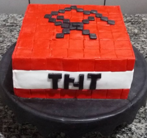 Bolo de Leite Ninho: Bolo Minecraft quadrado com TNT de Leite Ninho