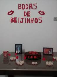 mesa decorada com beijinhos para bodas de beijinhos