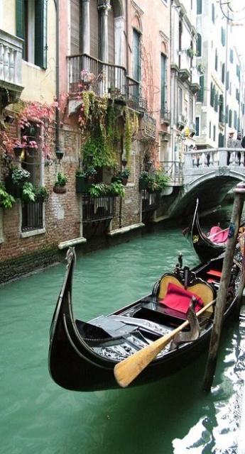 Foto de um barquinho em Veneza.