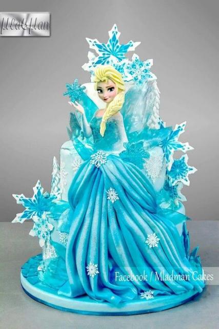 Bolo fake Frozen com Elsa na frente.