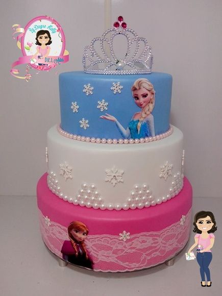 Bolo de três camadas: uma rosa, uma branca e uma azul.