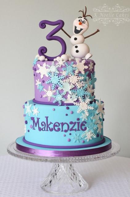 Bolo com duas camas azul e roxo.