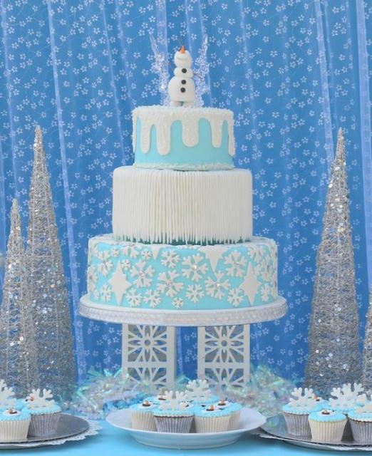 Bolo de três camadas com detalhes em branco e Olaf no topo.