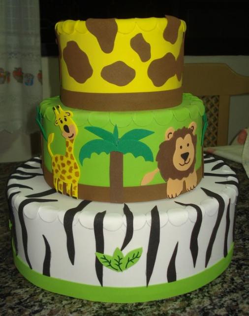 bolo fake safari com girafa e tigre na segunda camada