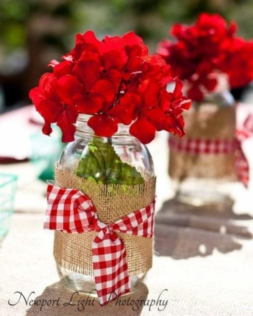 Vidro com flores vermelhas decorada.