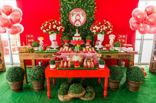 Festa Chapeuzinho Vermelho com mesa natural e outra menor vermelha.