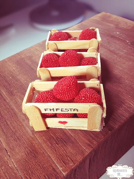 Mini caixote de feira com balas que imitam frutas.
