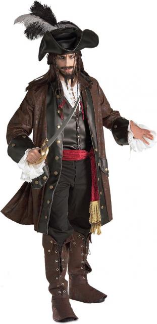 Homem vestido de Jack Sparow, dos filmes Piratas no Caribe.