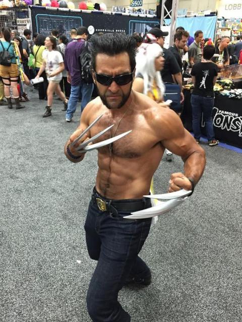 Homem fantasiado de Wolverine, com garras de metal.