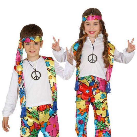 Menino e menina vestidos de hippies, com calça e colete coloridos.