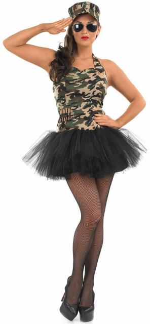 Fantasia feminina de militar com saia preta e regata camuflada.