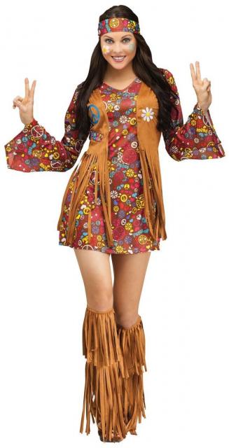 Fantasia de hippie com vestido colorido e colete camurça.