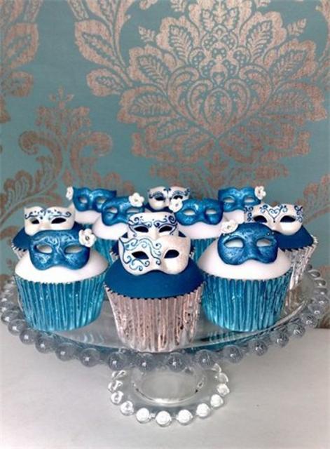 Cupcakes com mini máscaras em cima.