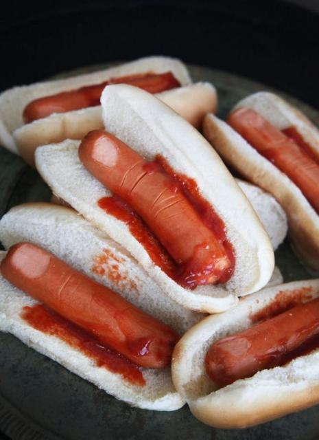 Cachorro quente com salsinhas cortadas parecendo dedos.