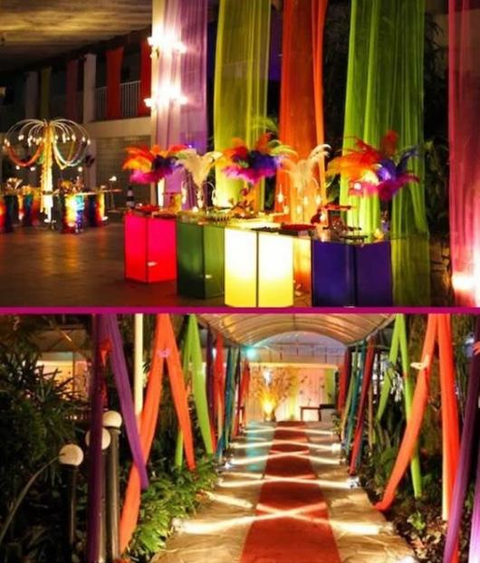 Decoração de área externa com itens coloridos.