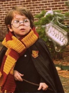 Menino vestido de Harry Potter.