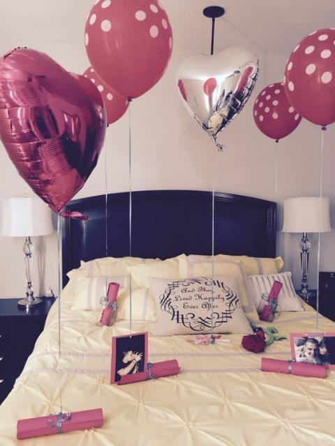 cama enfeitada com balões, cartas e fotos