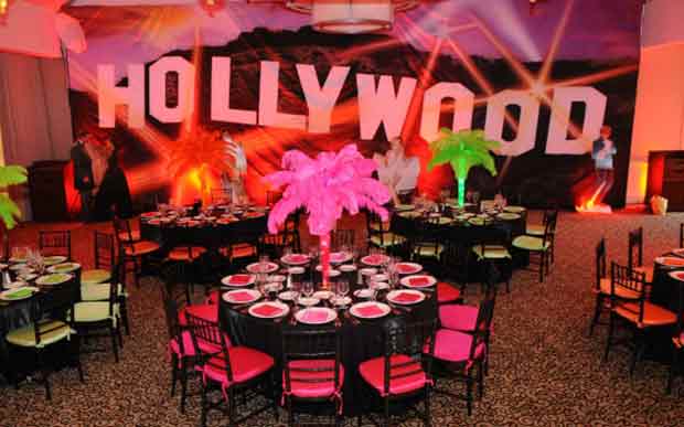 local de festas com a escrita Hollywood ao fundo