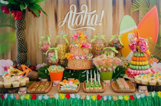 mesa de bolo com alimentos inspirados no Havaí