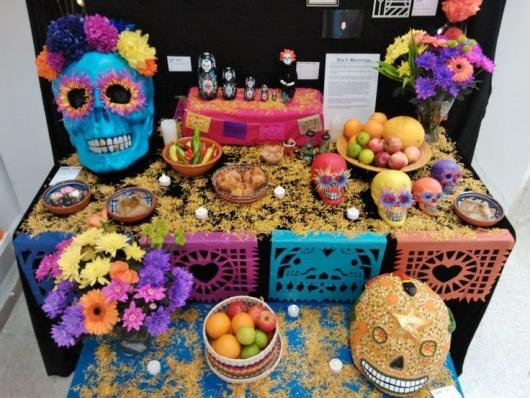 mesa do bolo com diversas caveiras mexicanas