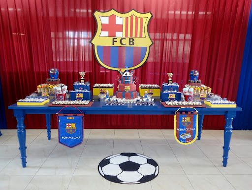 mesa de doces com desenhos do Barcelona