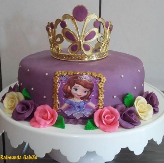 coroa decorando bolo