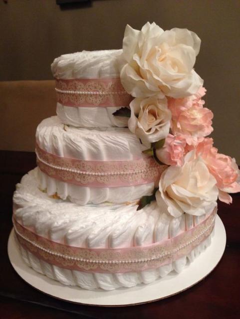 bolo fake feminino com detalhes em fita rosa e flores rosa