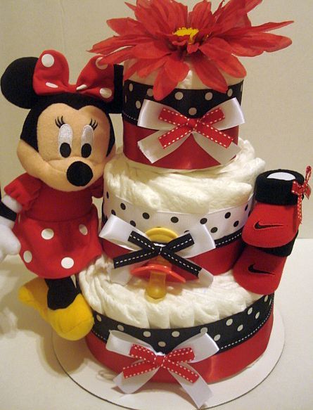 bolo fake feminino temático de Minnie, com uma Minnie de pelúcia, sapatinhos vermelhos, flor, lacinhos e estampas de bolinhas