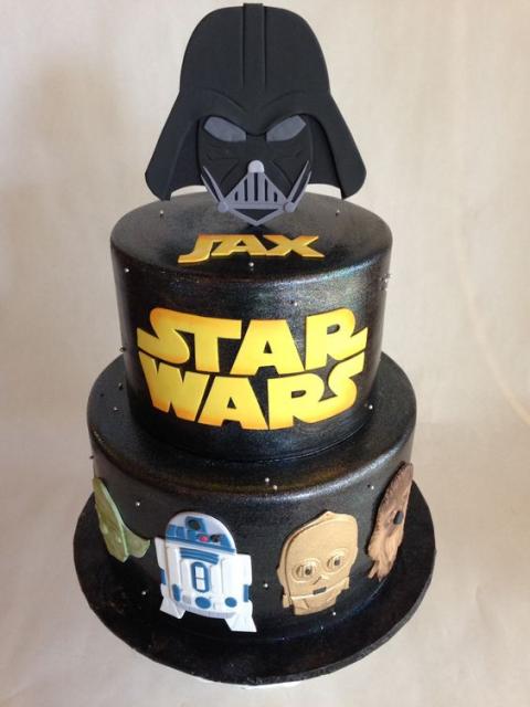 bolo fake masculino com desenhos do filme Star Wars