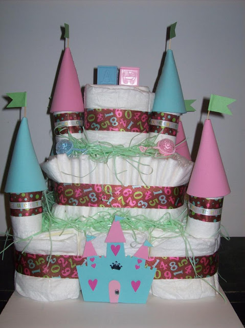 bolo fake unissex de castelinho nas cores rosa e azul, com fitas estampadas com números
