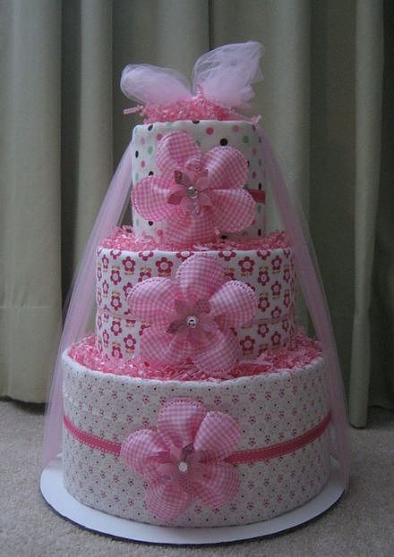 bolo fake feminino rosa com estampa de flores e bolinhas, conta também com flores rosa