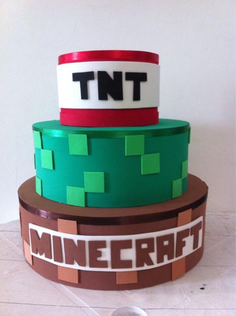 Taísa Bronzato. bolos - Bolo fake Minecraft. Quadrado como se deve