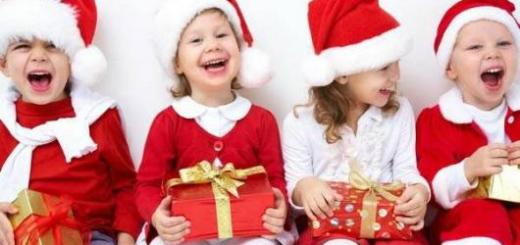 Crianças com presentes de Natal