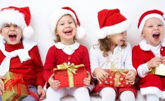 Crianças com presentes de Natal