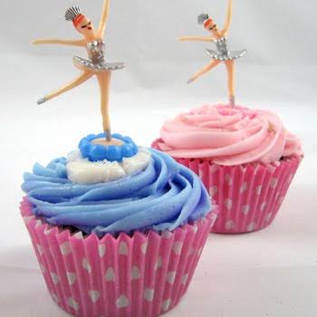 cupcakes de cobertura rosa e azul com bailarinas encima