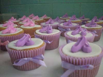 cupcakes com sapatilha lilás e lacinho