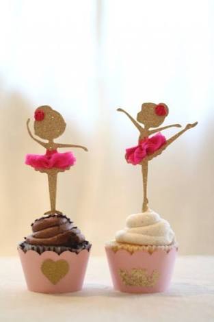 cupcakes de cobertura rosa com enfeites de bailarinas em pé