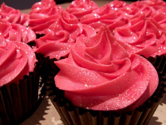 cupcake rosa com glitter comestível