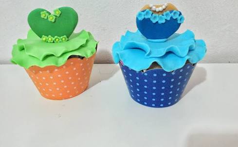 cupcakes com roupas de bailarina azul e verde