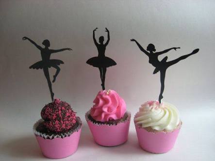 cupcakes com bailarinas encima fazendo poses diferentes